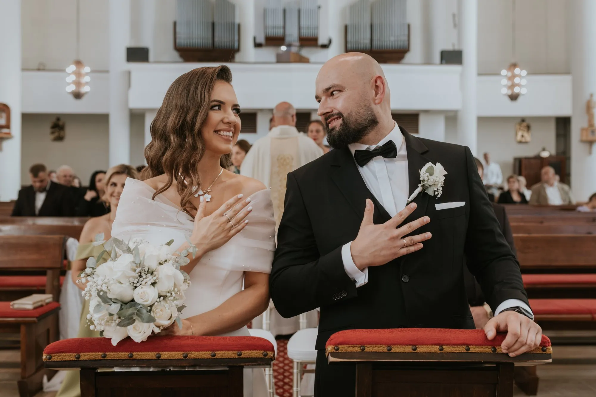 Ceremonia ślubna w kościele — wymiana obrączek i wzruszenie