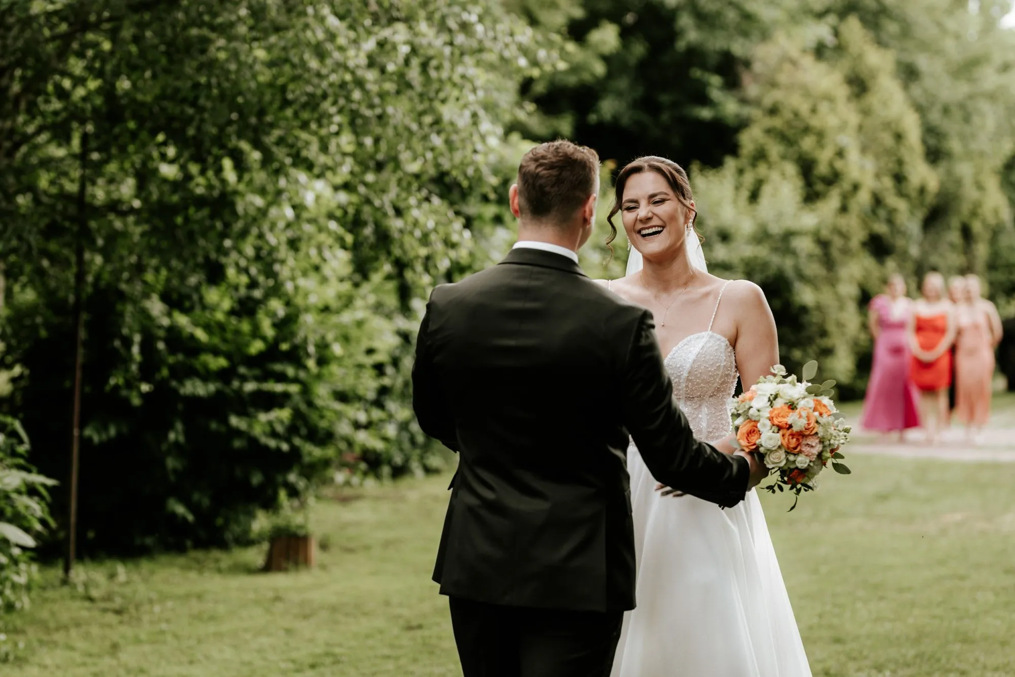 First look — pierwsze spotkanie pary młodej w ślubnych strojach