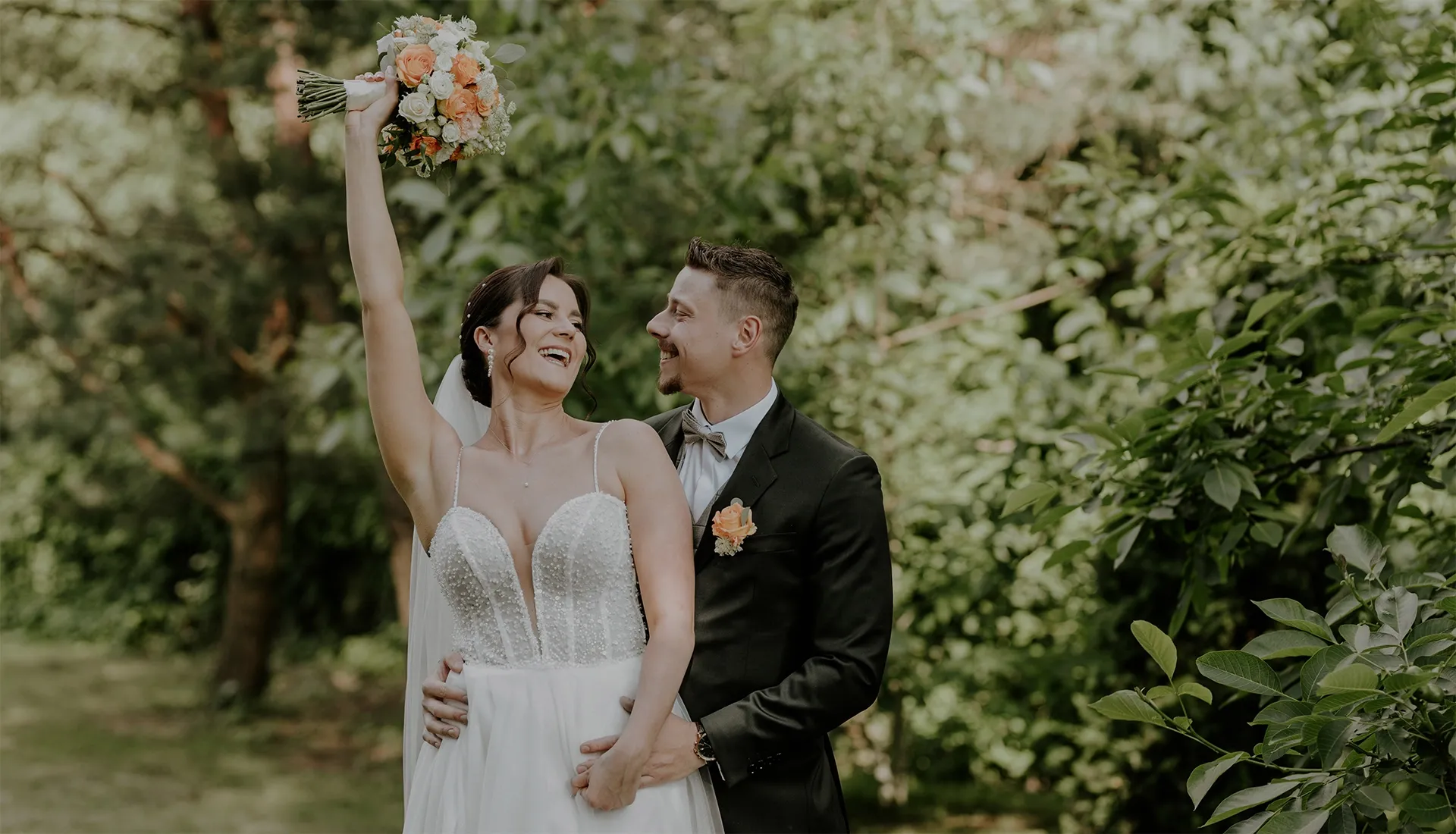 Panna młoda z bukietem — portret ślubny