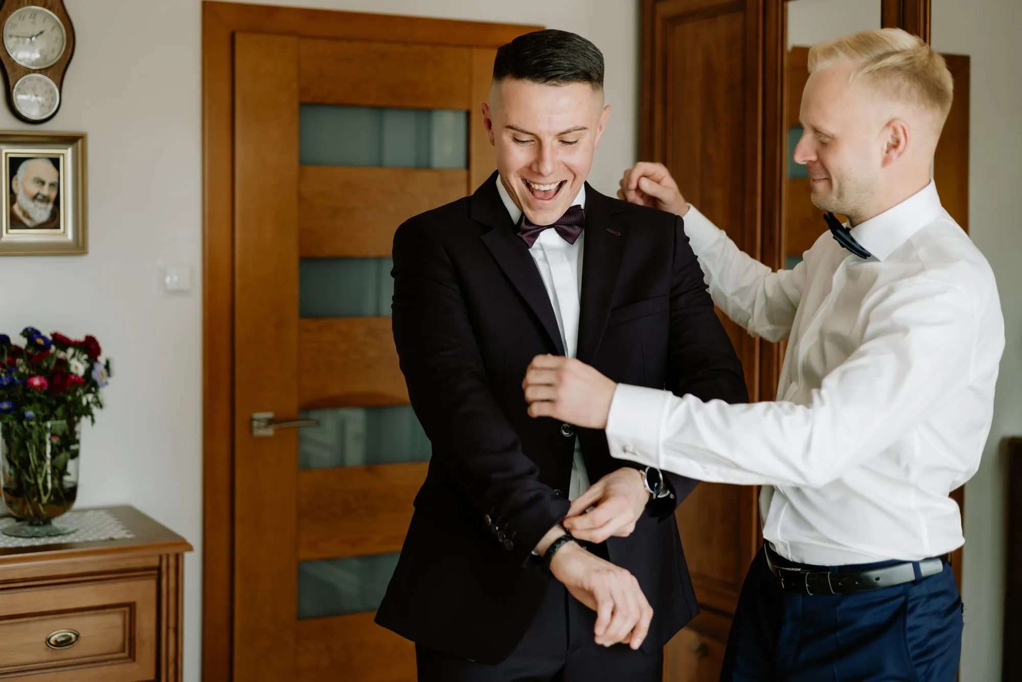 Przygotowania pana młodego — spinki, perfumy i detale ślubne