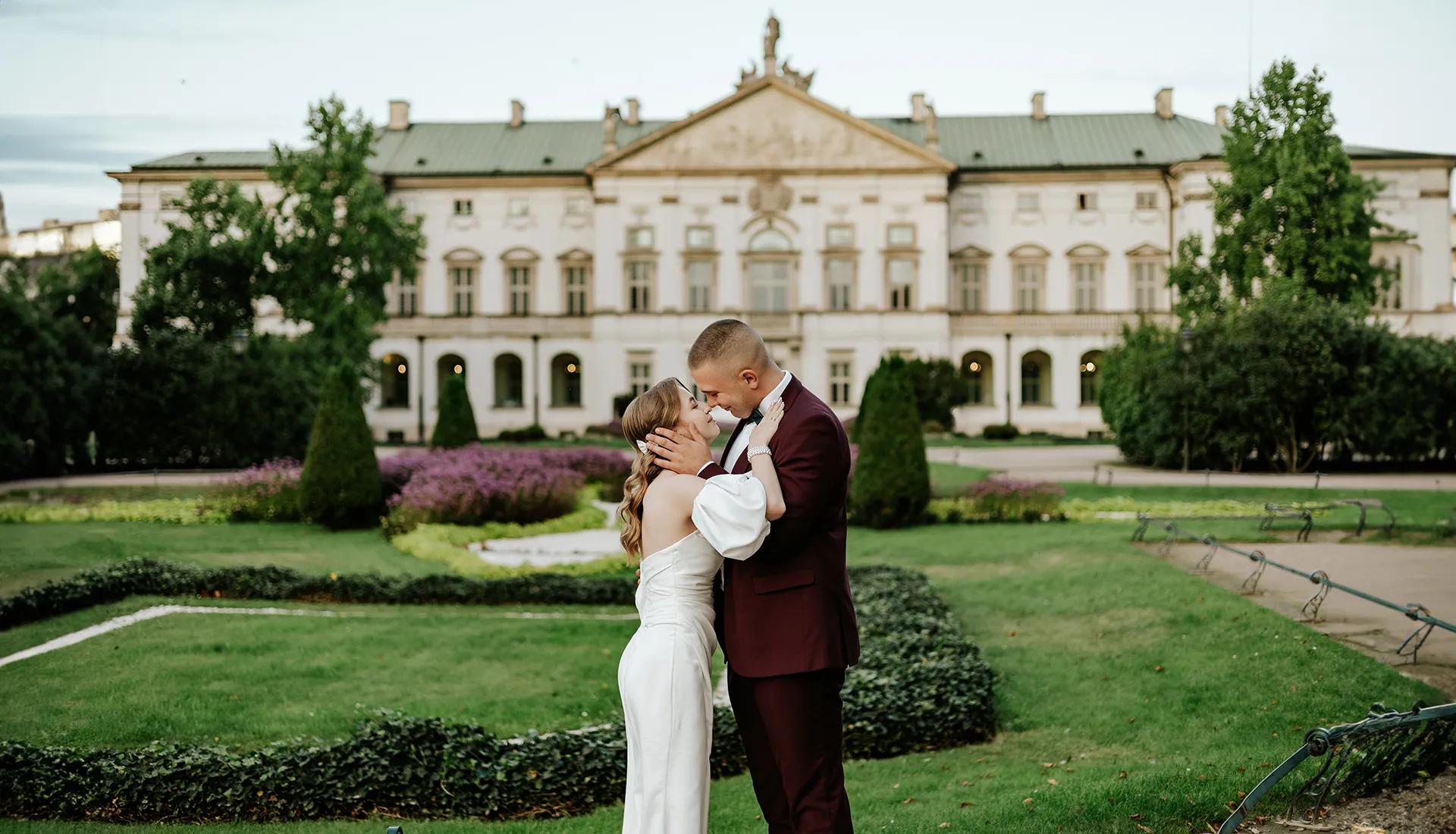 Sesja poślubna przed pałacem — romantyczny plener ślubny, fotograf Siedlce