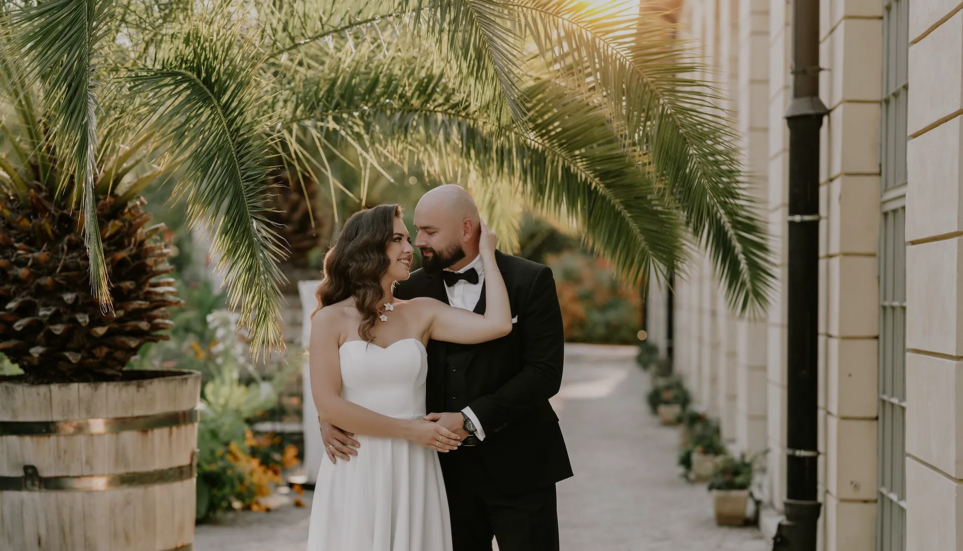 Para młoda w objęciach podczas sesji ślubnej